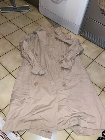 Trench beige, taille L. Très bon état.
