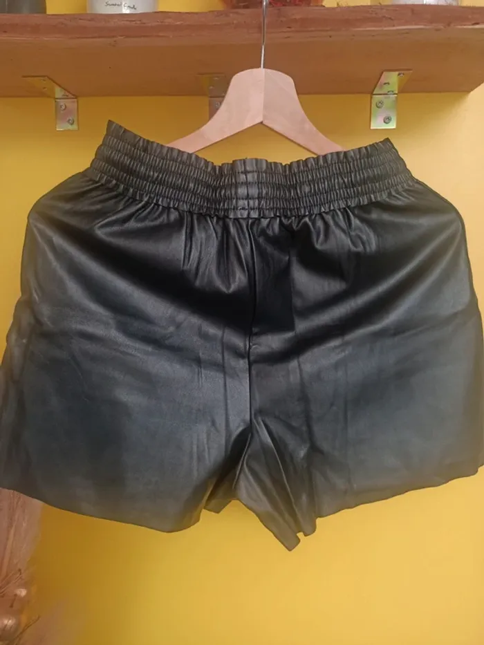 Short en simili cuir taille 14/15ans - photo numéro 5
