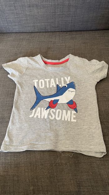 T-shirt gris motif requin