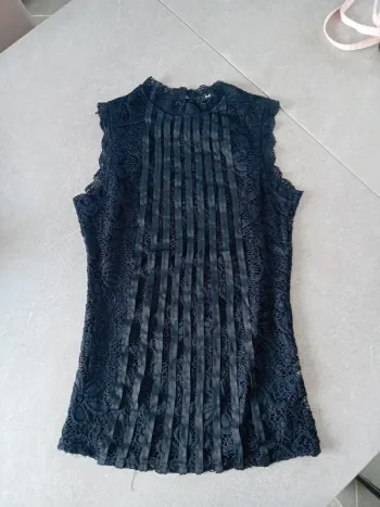 Débardeur en dentelle de chez Mim en taille