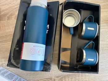 Thermos avec 3 tasses