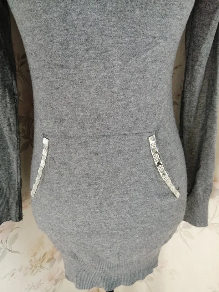 Robe à capuche grise moulante avec poches et ponpons / intrama / (S-M) - photo numéro 4