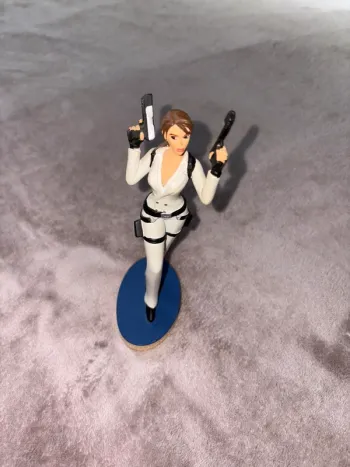 Figurine de collection Tomb Raider Lara Croft en très bon état.