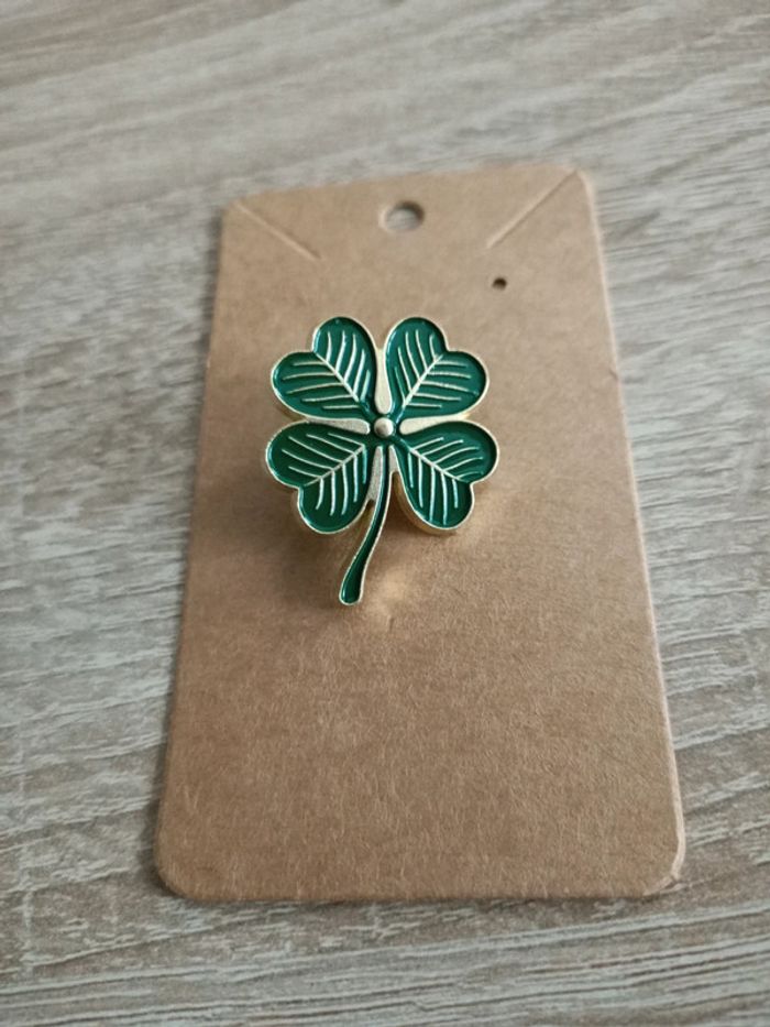Trèfle à quatre feuilles pins