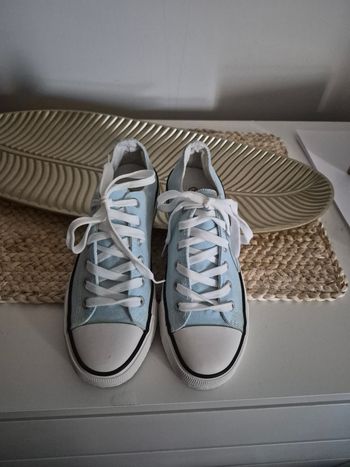 Basket bleu claire neuve