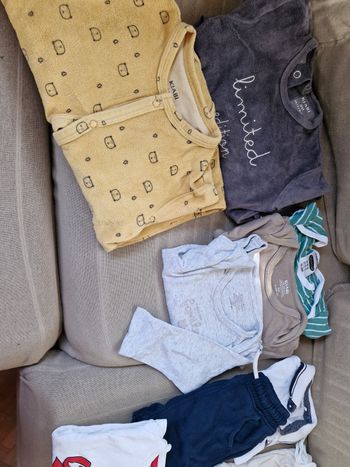 Vêtements garçon 9 et 9/12 mois  plus 1 gigoteuse candide expert