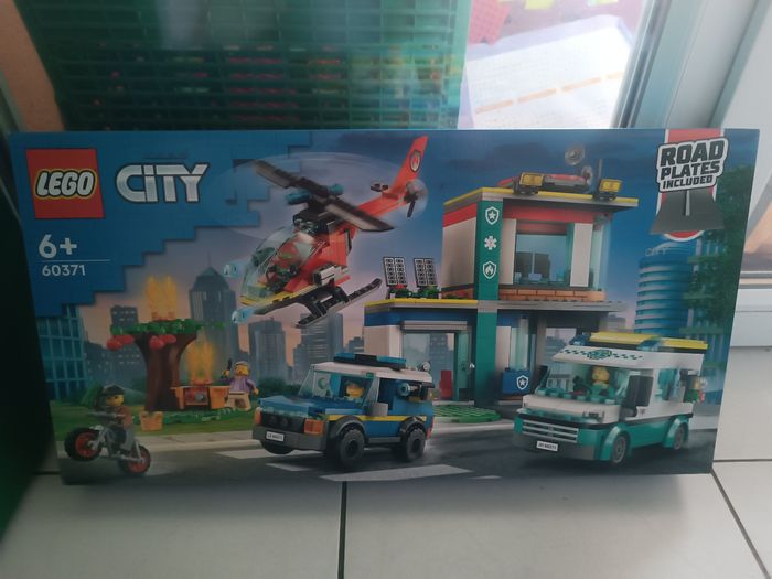 Lego city 60371 le QG des véhicules d'urgences