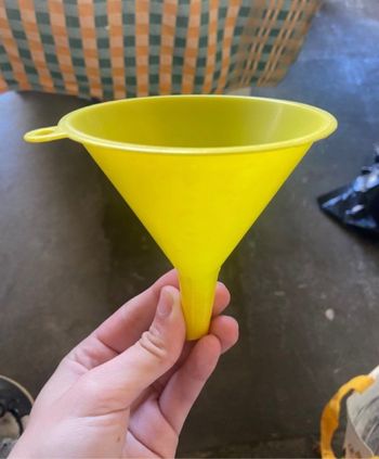 Entonnoir jaune