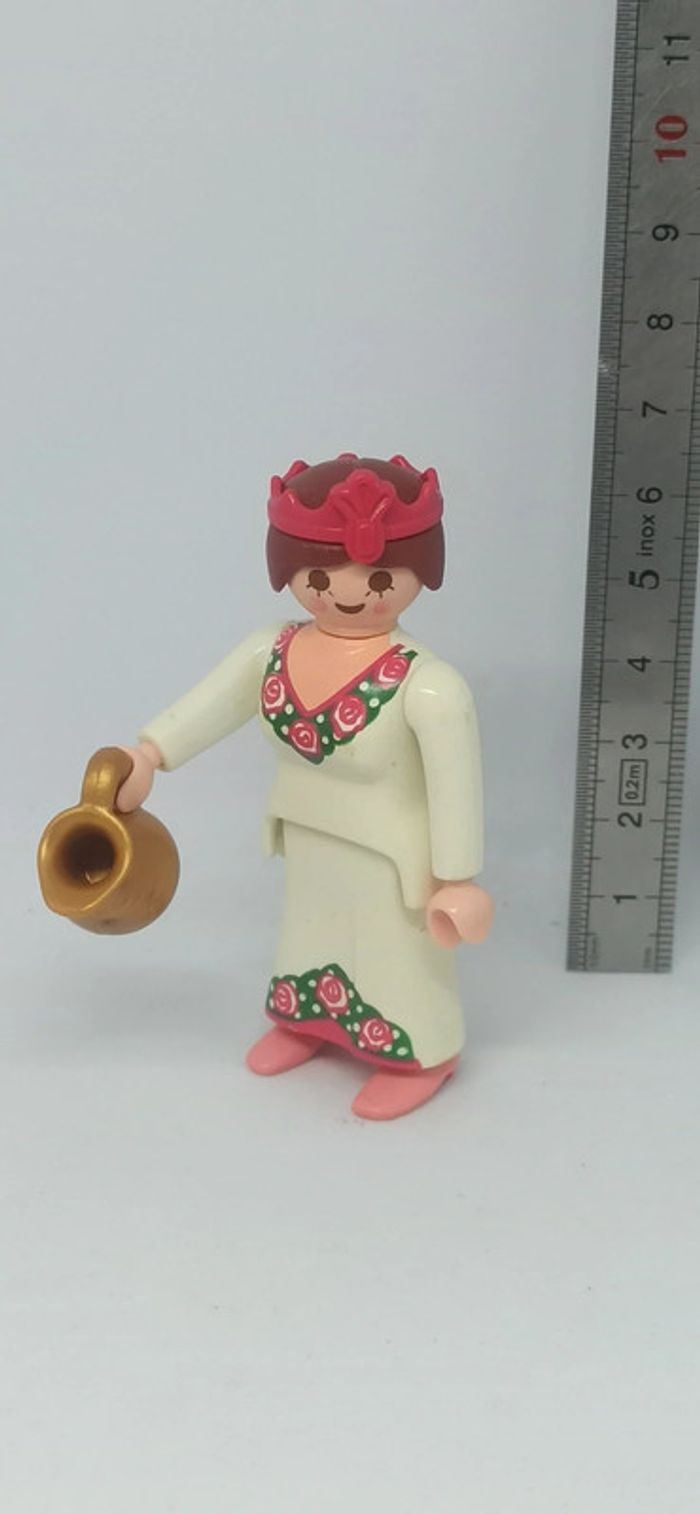 Femme robe blanche à fleurs avec pichet playmobil