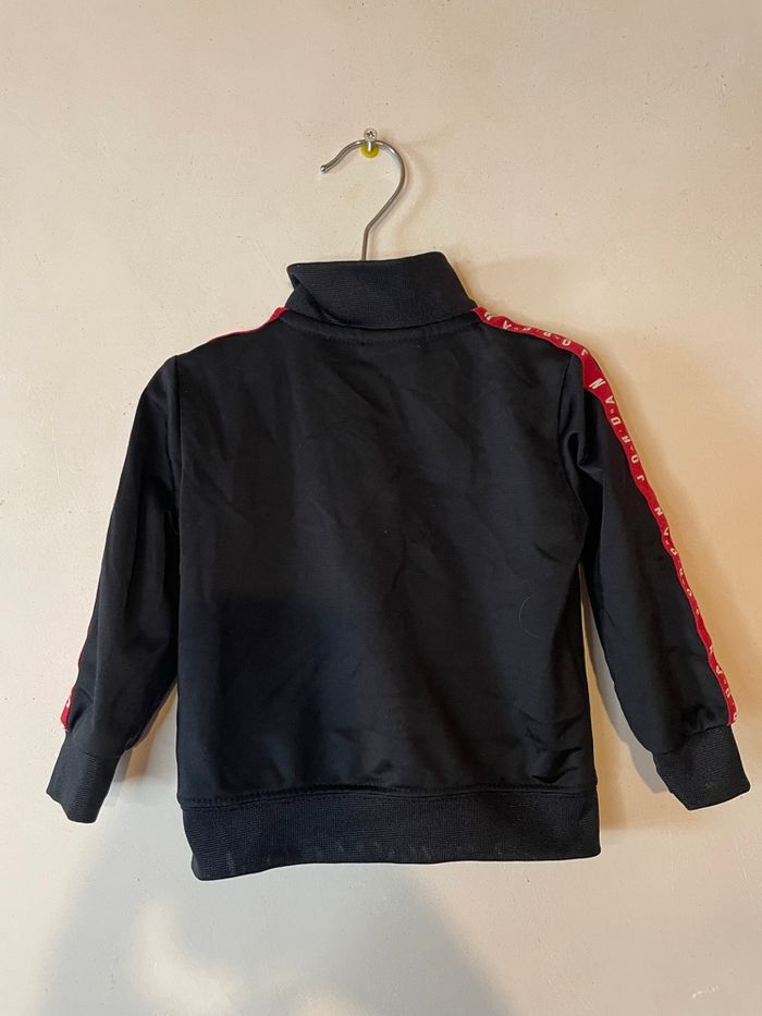 Veste bébé Jordan ❤️🖤 12 mois – Noire & bandes rouges - photo numéro 4