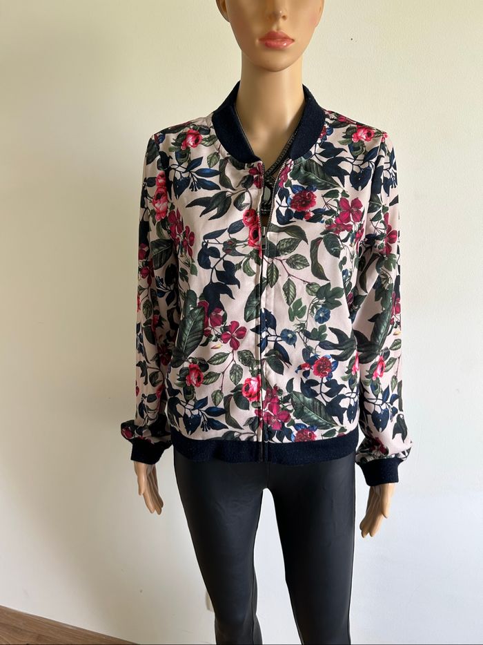 Veste légère fleurie LolaLiza taille M excellent état