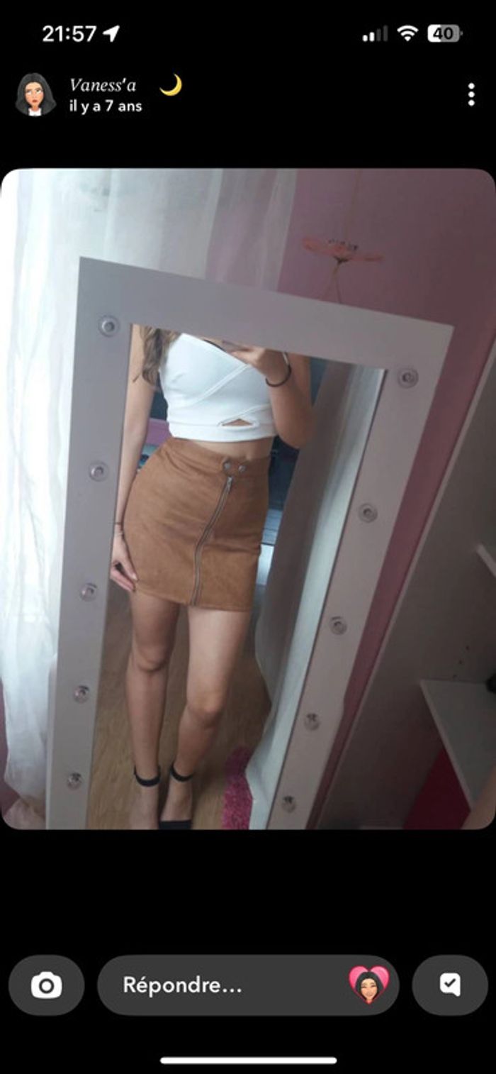 Jupe courte zippée en daim - photo numéro 2