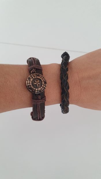 2 bracelets en cuir neufs