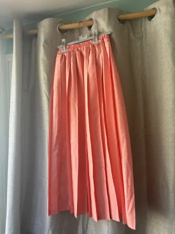 Jupe plissée couleur corail
