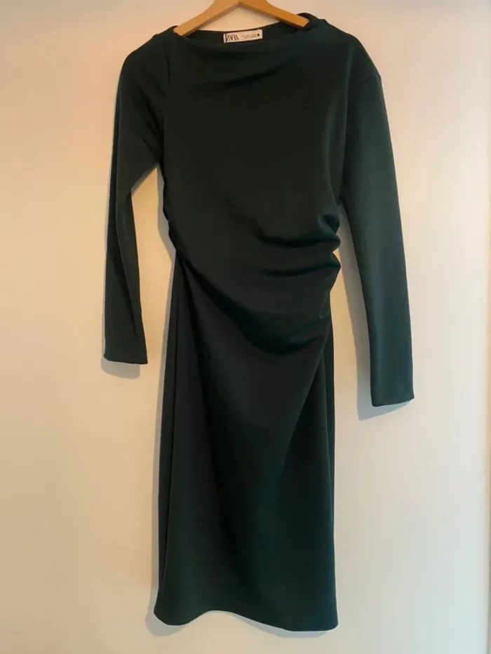Robe longue cintrée effet drapé vert foncé Zara taille S neuve avec étiquette - photo numéro 2