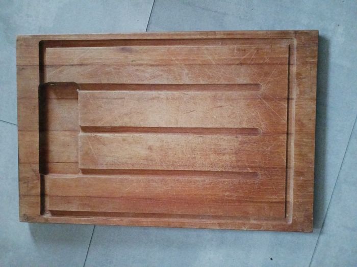 planche à découper rainurée en bois 43 x 28 cm