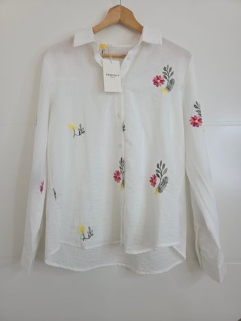 Chemise blanche avec broderies fleurs