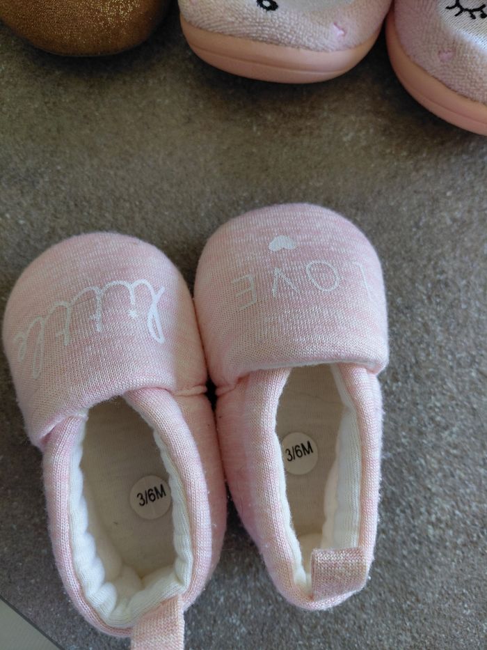 Lot de chaussons et chaussures bébé fille - photo numéro 2
