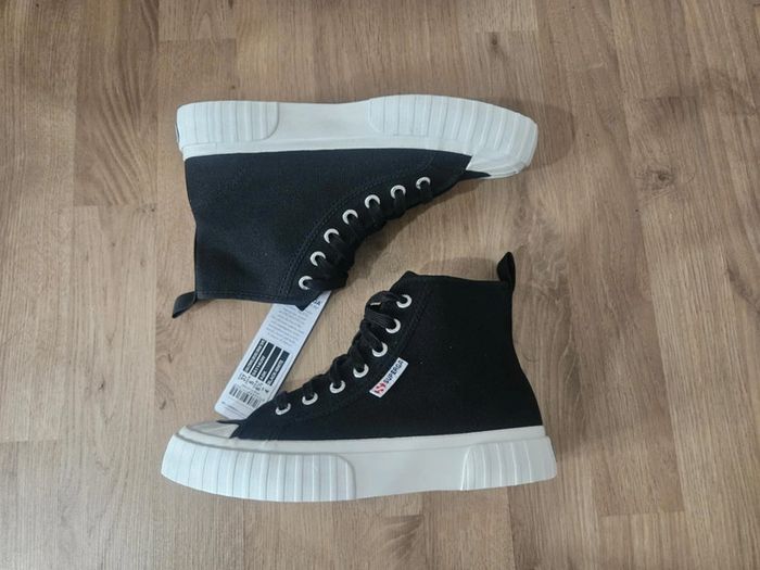 Baskets Superga noires neuves jamais portées dans leur boîte d'origine taille 37 - photo numéro 3