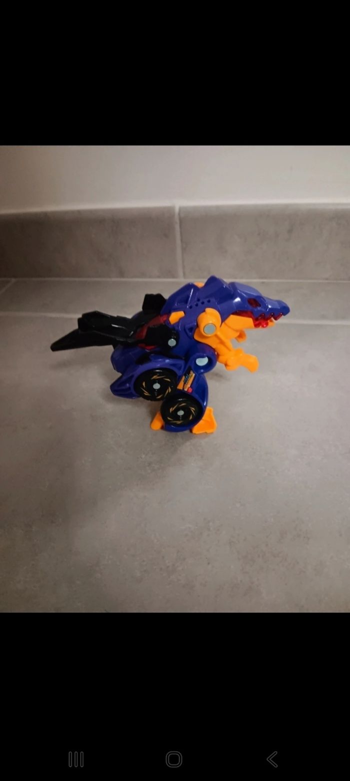 Petit transformer voiture dinosaure