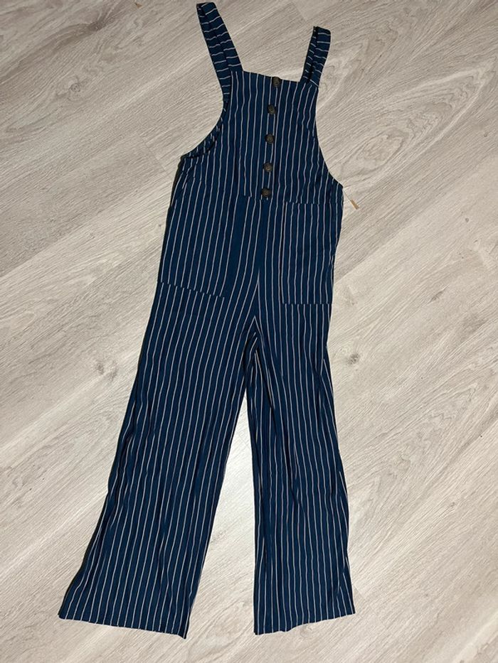 Combinaison rayée bleue et blanche à bouton
