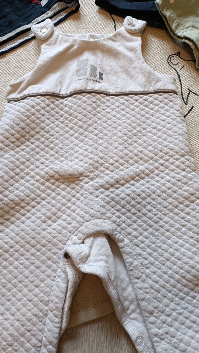 Lit de vêtements 9 mois - photo numéro 3