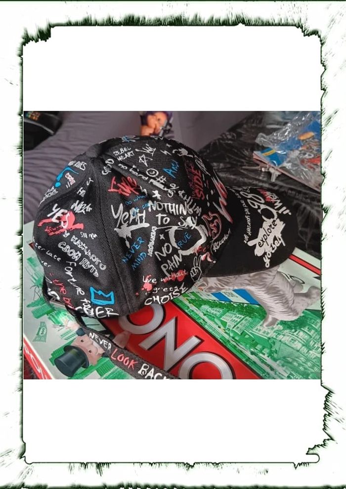 Casquette multicolore avec des inscriptions dessus et réglable - photo numéro 3