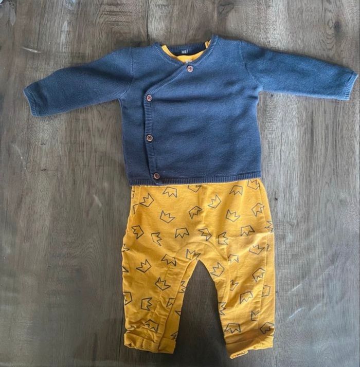 Ensemble bébé – Gilet bleu + combinaison jaune motifs couronnes - photo numéro 2