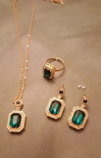 collier pendentif , boucles d'oreilles, bague .