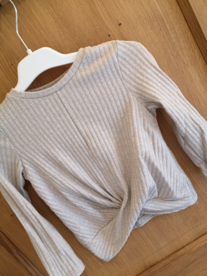 Pull en beige avec noeud en bas C&A 3 ans - photo numéro 4