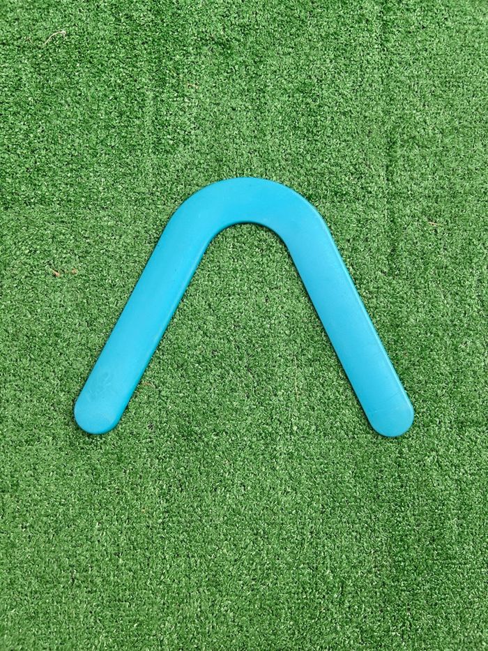 Boomerang plastique bleu – Made in France – 29 x 24 cm