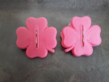 Pinces à dessin trèfles roses