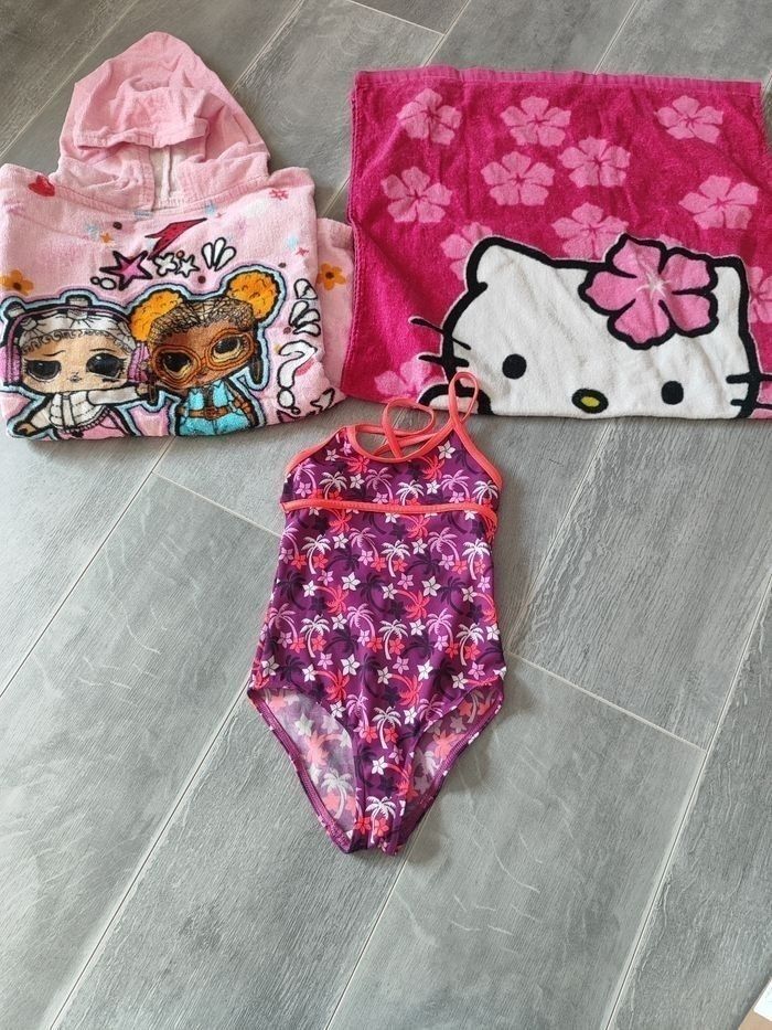 Lot maillot de bain+ serviette+ poncho