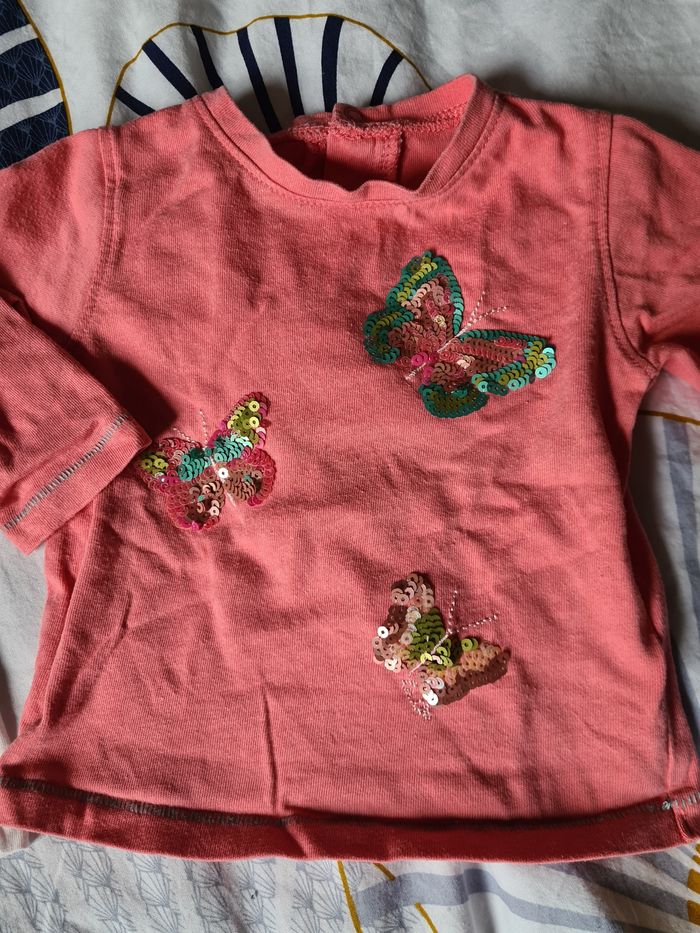 2 haut. 9 mois. Tee-shirt. Manches longues. Rose compagnie des petits. Blanc pat&ripaton - photo numéro 3