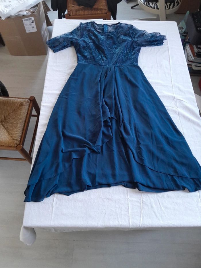 Jolie robe de cérémonie été mi mollet dentelles et drapée taille - photo numéro 6