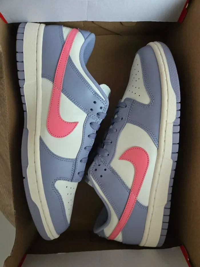 Nike dunk low Taille 43 neuves blanc lila rose