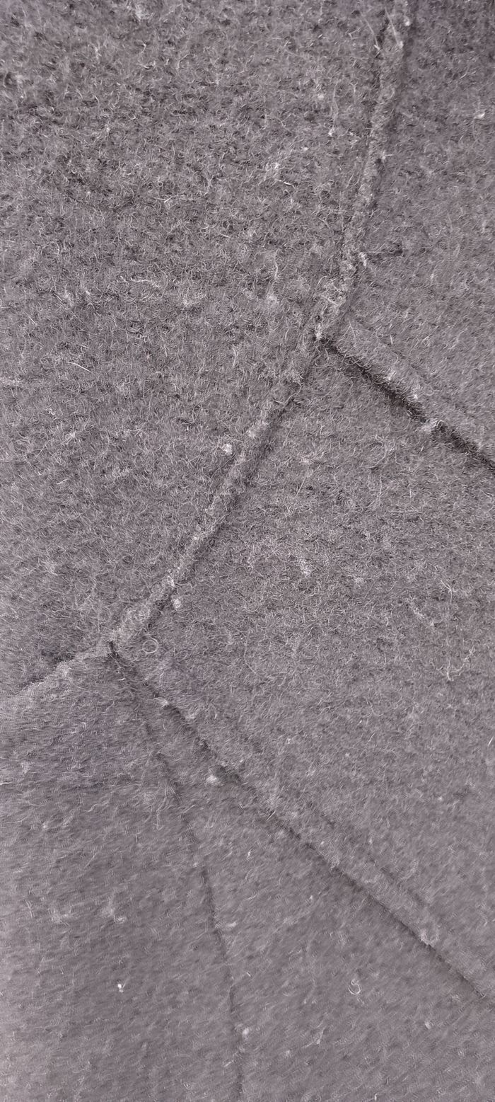 Joli manteau exxe paris en lainage. Avec des volants au col et en bas . Poches  . Bien chaud .3 boutons devant. 70 % de laine taille 40 - photo numéro 5