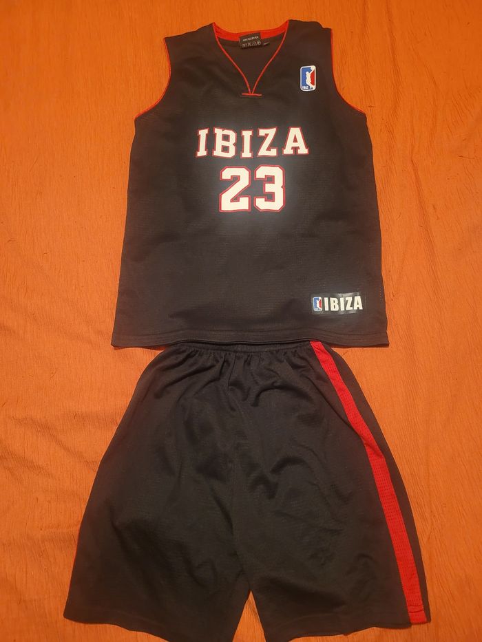 Ensemble short et t-shirt  basket 14 ans