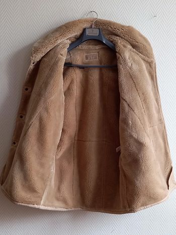 Manteau en cuir et fourrure à l'intérieur marque casual woman taille 38
