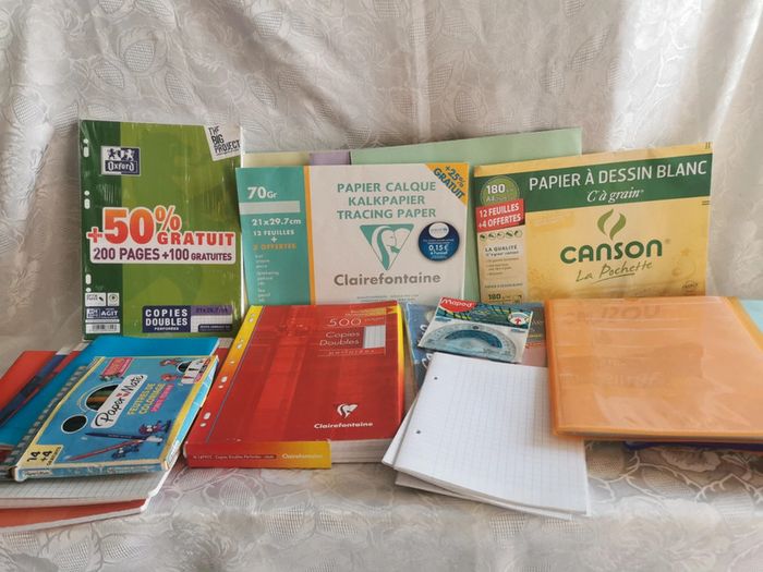 Gros lot de papeterie scolaire – feuilles, cahiers, fournitures neuves
