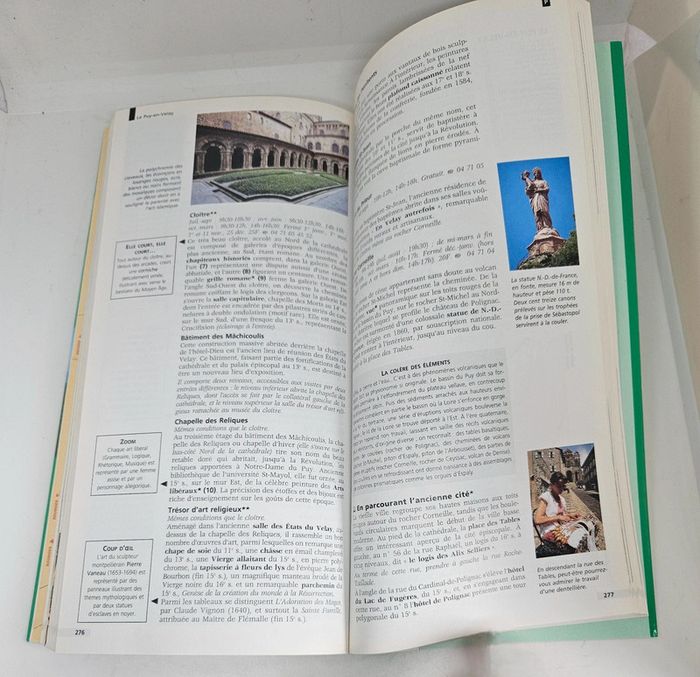 "Le guide vert. Michelin. Auvergne. Bourbonnais".
384 pages.
ISBN : 2.06.030404.0 - photo numéro 5