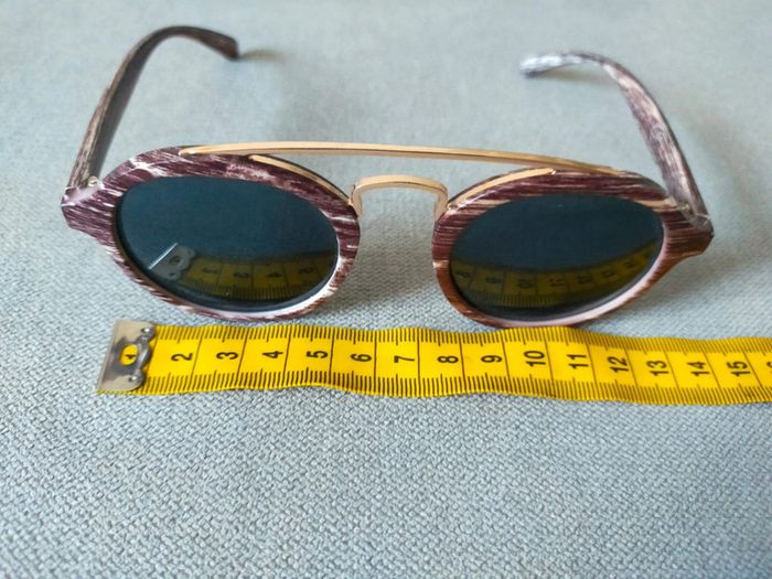 Lunettes de soleil style bois + barre dorée - photo numéro 5