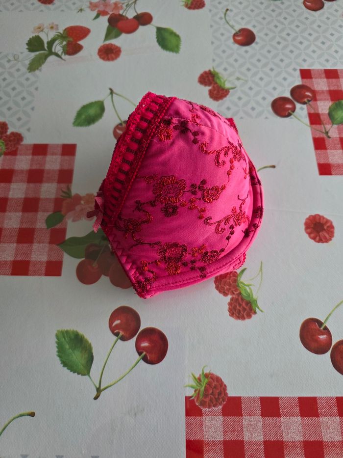 SOUTIEN-GORGE ROSE FUSHIA MOTIFS DESSUS TAILLE 75C MARQUE WELL - photo numéro 5