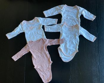 Lot 4 bodies manches longues 9 mois