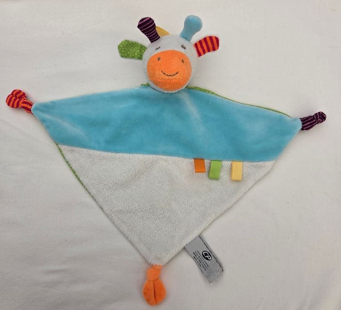 Doudou girafe grelot triangle bleu et blanc - CP