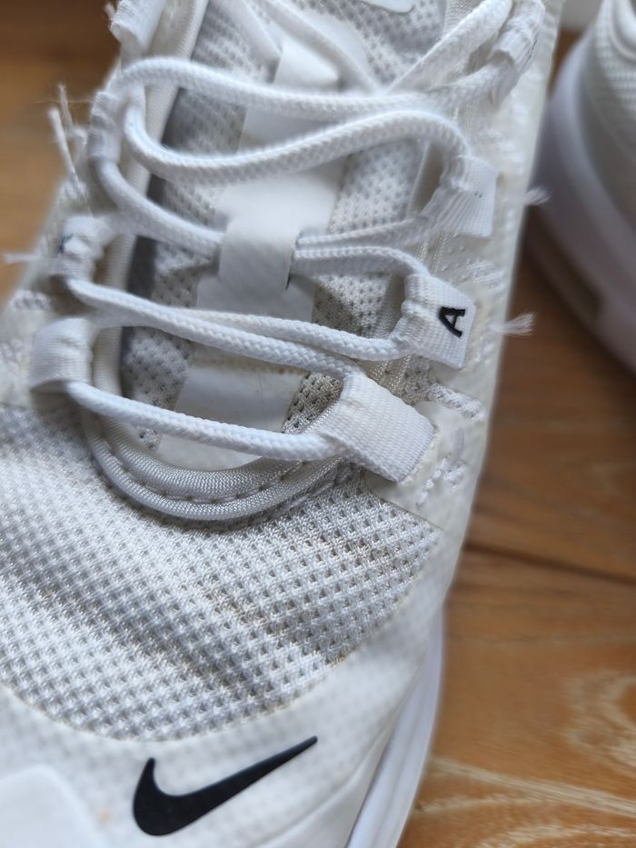Basket peut porter.
Nike W Air Max Axis GS (AH5222-100) - photo numéro 6