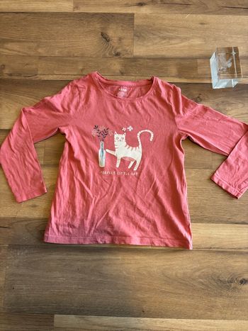 Je vend un haut manche longue fille taille 6 ans très bon état 