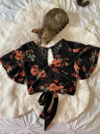 Joli top noir à fleurs et dentelle