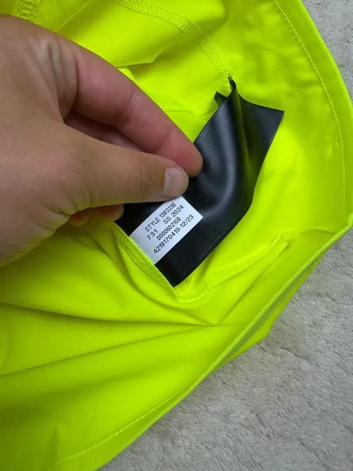 Veste De Running Under Armour Sans Manches Noir et Jaune Fluo Coupe Ajusté Neuve Taille M - photo numéro 12