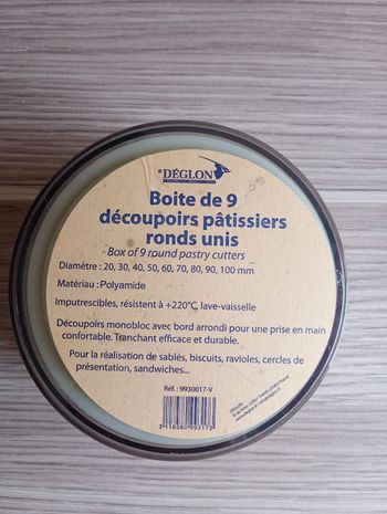 Boite de 9 découpoirs pâtissier rond unis 